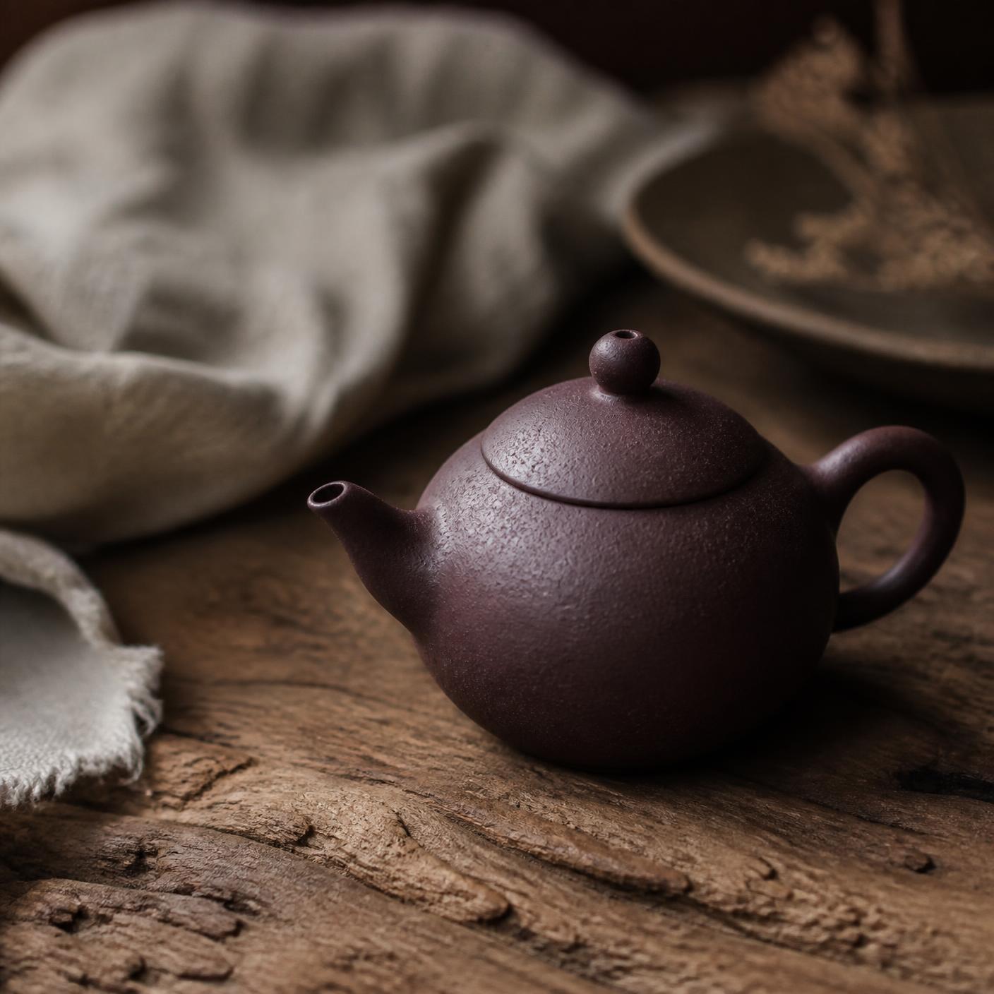 Feuilles entières de thé vert japonais dans une théière kyusu, illustration de l'article Qu'est-ce qu'un cultivar de théier, sélectionné par la maison HOLLIN à Sartrouville