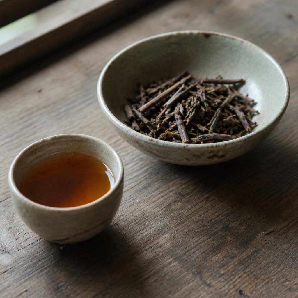 Geröstete Hojicha-Blätter in einer Keramikschale, ausgewählt vom Haus HOLLIN in Sartrouville